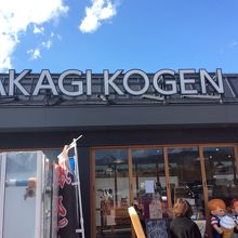 入り口と3月の青空