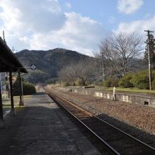 右側の線路は撤去されていますが、駅名標は残っています。