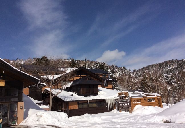  名前の通り、万座温泉を見守る 山です。