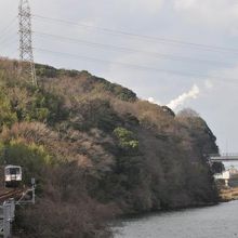 江津本町駅を出発した列車