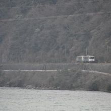 駅ホームから撮った列車