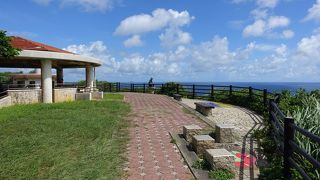 珊瑚礁を見下ろす展望台