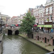 旧市街を流れる風情ある運河