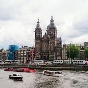 アムステルダム駅前から見える「聖ニコラス教会」