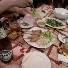 中央がネムルイ、奥が空芯菜の炒め物