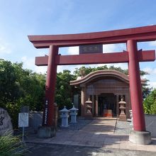 沖縄製糖が奉納した鳥居。