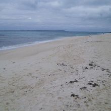 遠くに伊良部大橋が見える