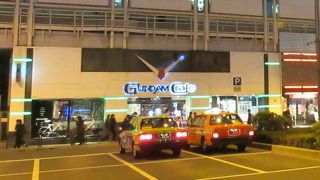 初代ガンダムのデザインを取り入れた外観。