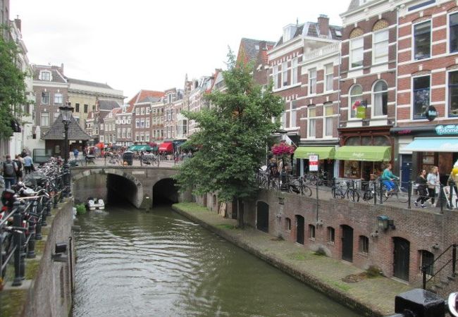 旧市街を流れる風情ある運河