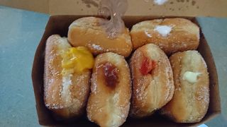 現地の方にも人気で行列でした