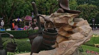 ディズニーランドで定番のエリア。香港限定アトラクションもあります