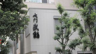 増上寺大門の脇にある寿司店