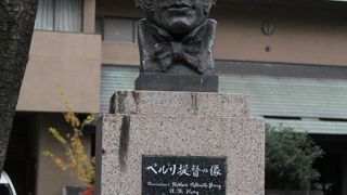 増上寺に向かい合うように建っている