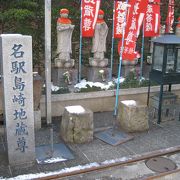 隣りの地蔵尊が目立つ寺