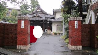 入口の門がとても印象的