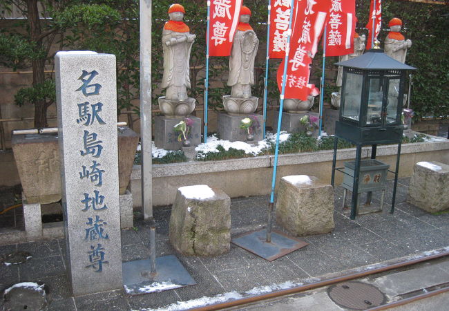 隣りの地蔵尊が目立つ寺