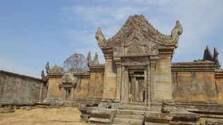 4WDで急斜面を登って山の上に