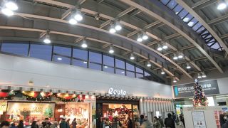 品川や上野のエキュートに比べると小ぶりですが。