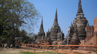 王室の守護寺院に残された3基の仏塔