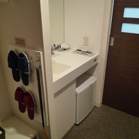 綺麗な洗面所としっかりしたスリッパ