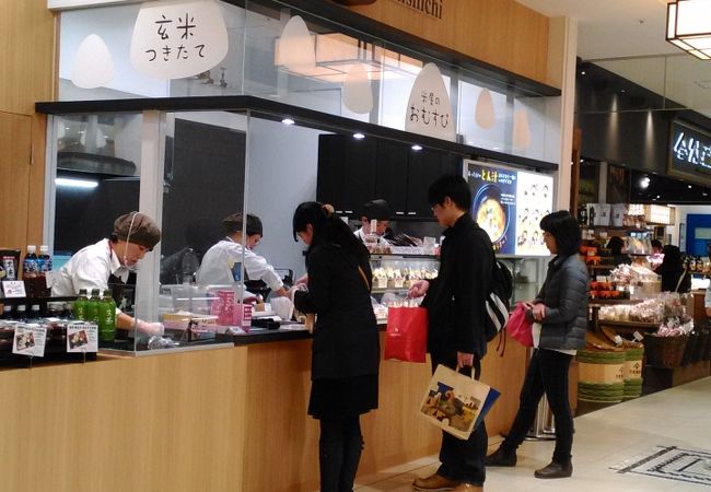 おにぎりやお弁当が売っています