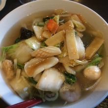 広東麺を刀削麺で。820円