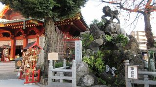 凛々しく立派な獅子の像。