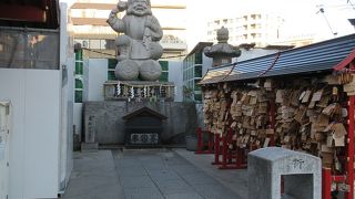 絵馬が多数奉納されている先に、大きな石の大黒像がありました。