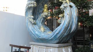 欧米人には海神ネプチューンの像、アニメオタクにはトリトンの像だと説明したら効果は如何？