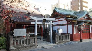 敷地も狭いながらも狛犬など一通りの神社らしい要素はそろっていました。