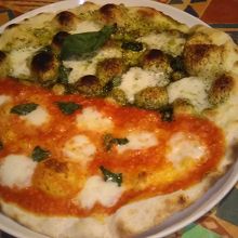 ハーフ＆ハーフのピザ