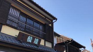 蔵造りの街並みを楽しみながら菓子屋横丁へ