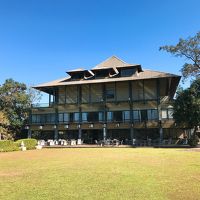 レストランのテラス席には広場がある