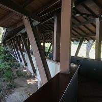 フロントと客室館をつなぐ廊下