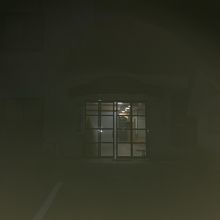 夜の粕淵駅舎。