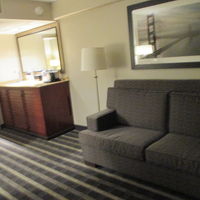 ドアを開けるとソファが目に入りました