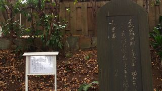 ひっそりとあります