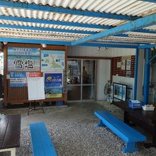 外に座れるスペースあり。