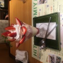 いちごパフェ