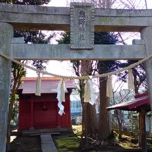 海隣寺境内に隣接する小さな神社です