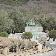 土庄港観光案内所の近くにあります