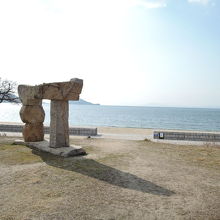 石のモニュメントと綺麗な海と広いビーチ