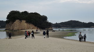 潮が引くと道が現れます