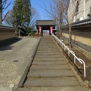 境内には緑豊かな庭園があります