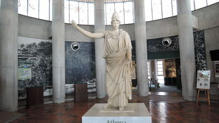 オリーブの女神・アテナ像が迎えてくれます