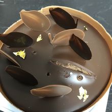 チョコレートのデコレーションケーキ