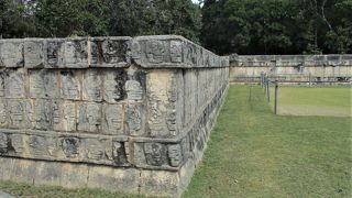 ユカタン半島の一角で、謎のベールに包まれた高度な文明だった好戦的な部族を物語るレリーフの台座です。