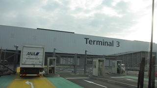 第2ターミナルの1階外から第3ターミナル行きの無料バスを利用しました