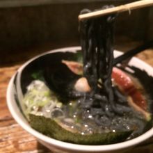 麺が黒くて一瞬びっくり。