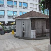 プール脇にある屋根付きベッドは、マッサージ施設になってます